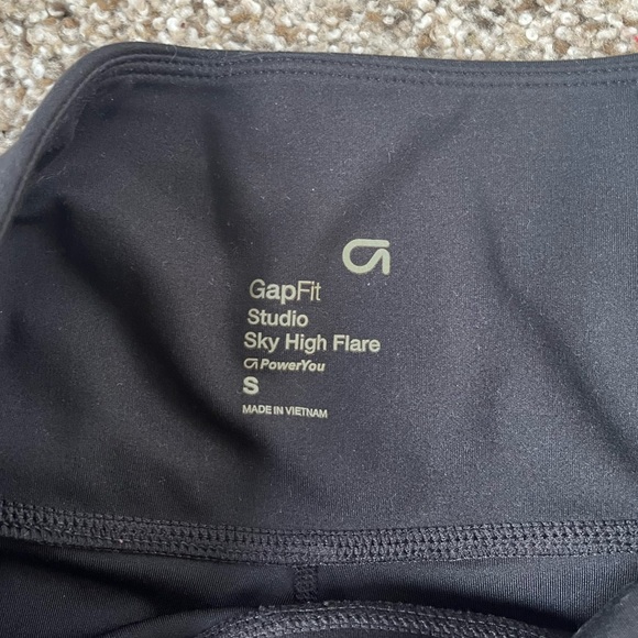 GapFit Studio SkyHigh Flare Size Small - Picture 2 of 4